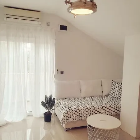 Дом отдыха House For Rent Paola Ражанац