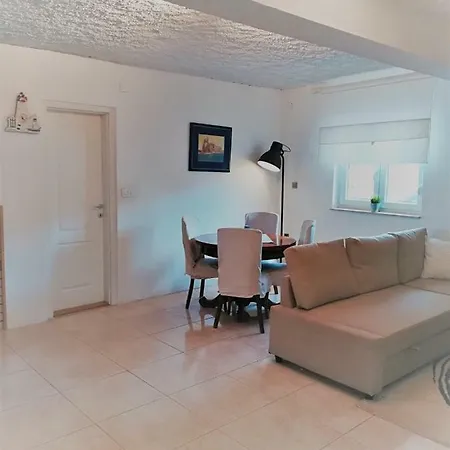 Дом отдыха House For Rent Paola Ражанац